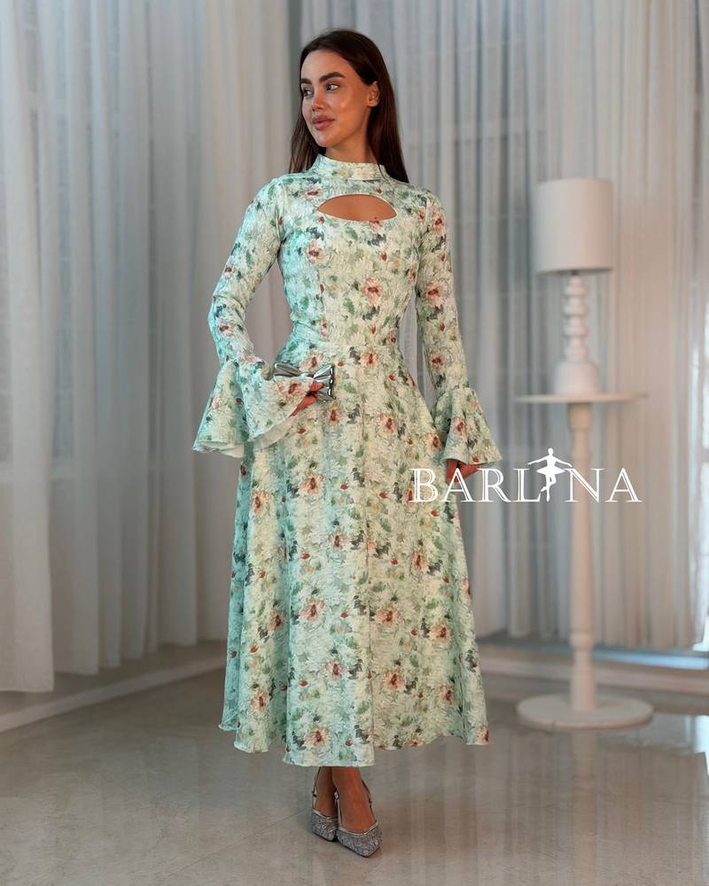 Floral dress with an elegant cut and a soft neckline
