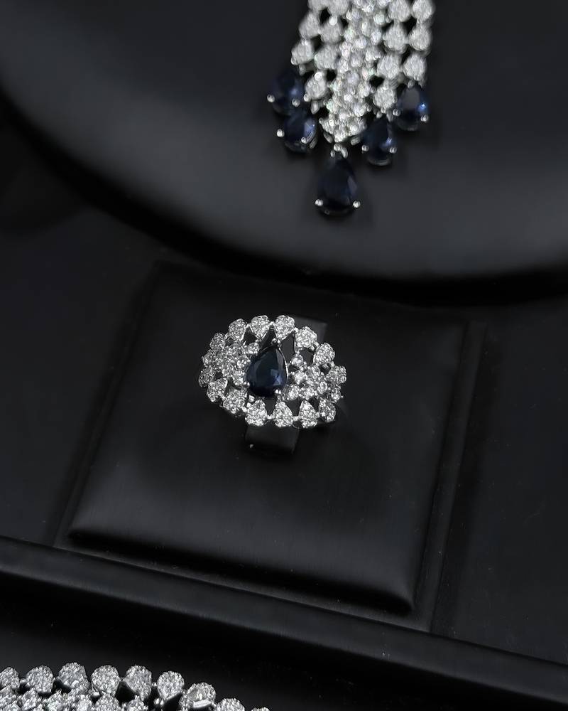 Pendant accessory set with a central black stone
