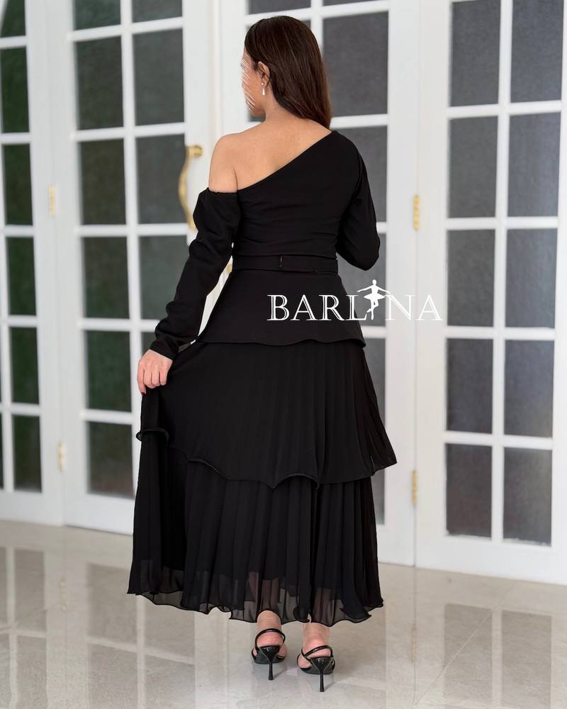 Soft black dress with a one-shoulder design