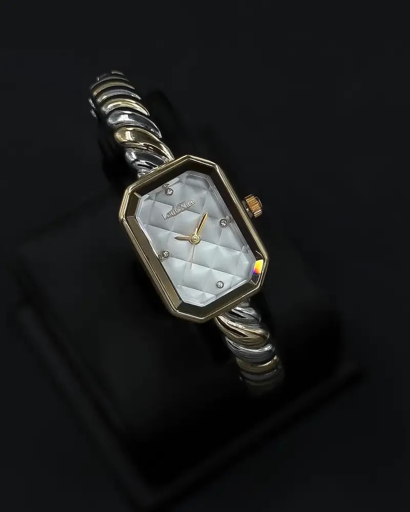 Women's watch with a geometric design and metal bracelet