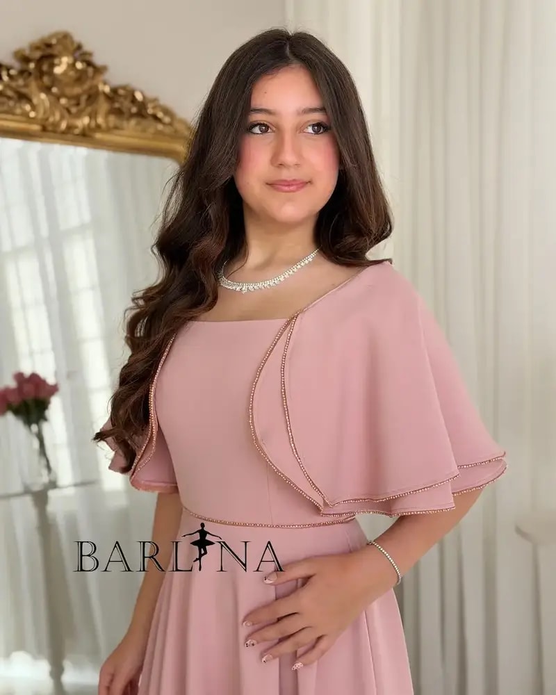 Pink dress with a wide cut and medium sleeves