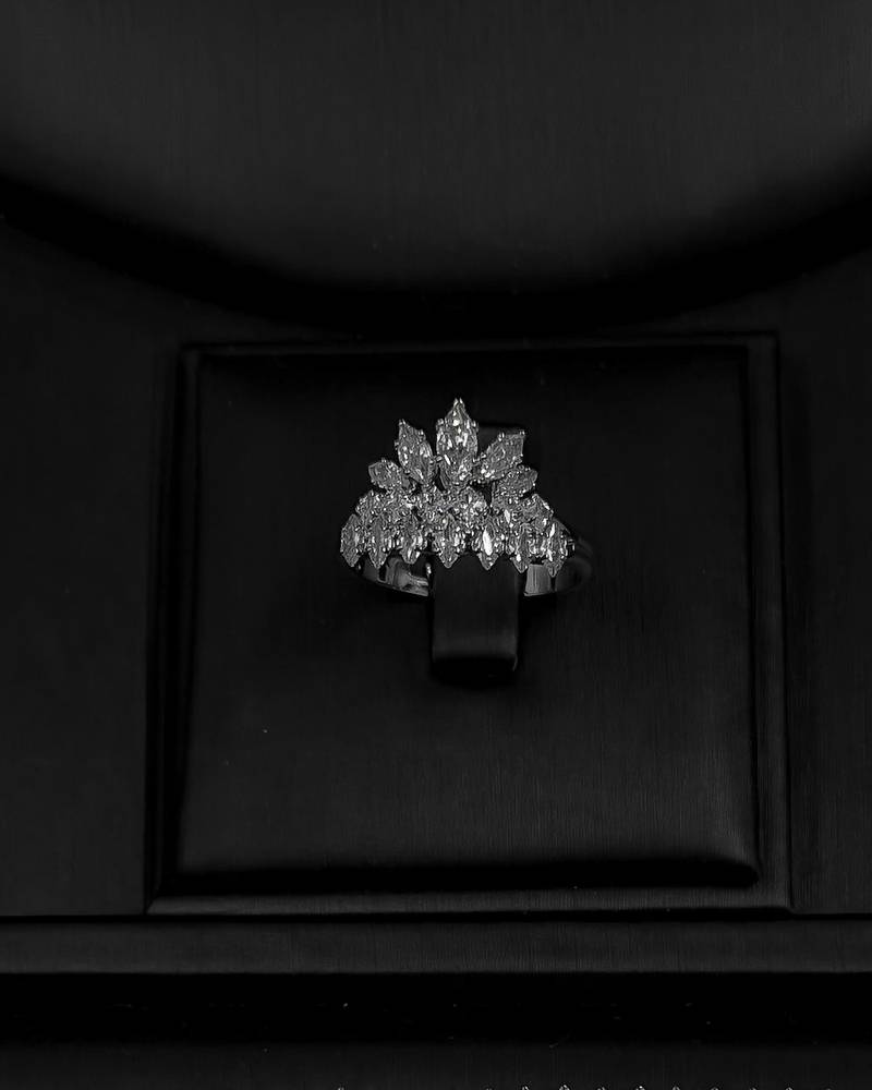 An elegant accessory set with a harmonious and recurring design.