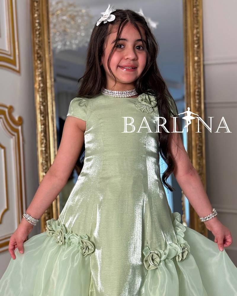 Soft girl's dress decorated with back buttons