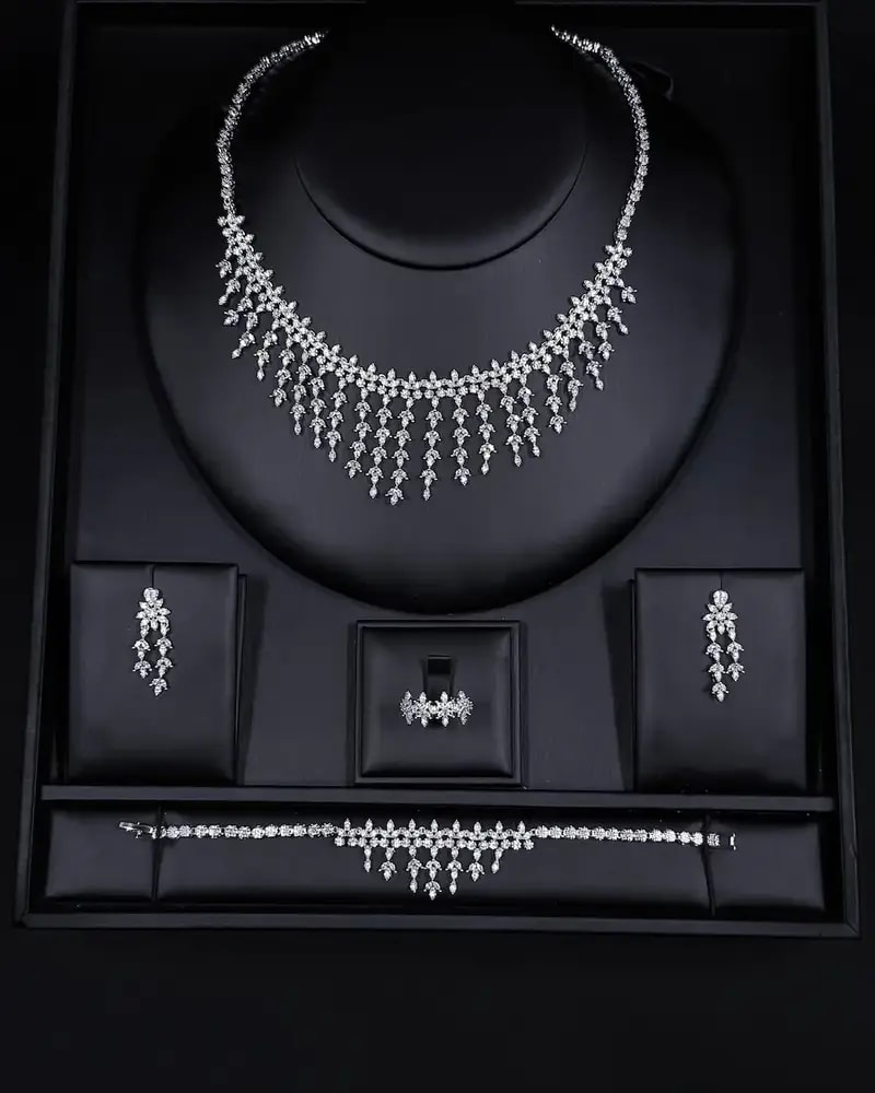 Luxury accessory set with a dangling design