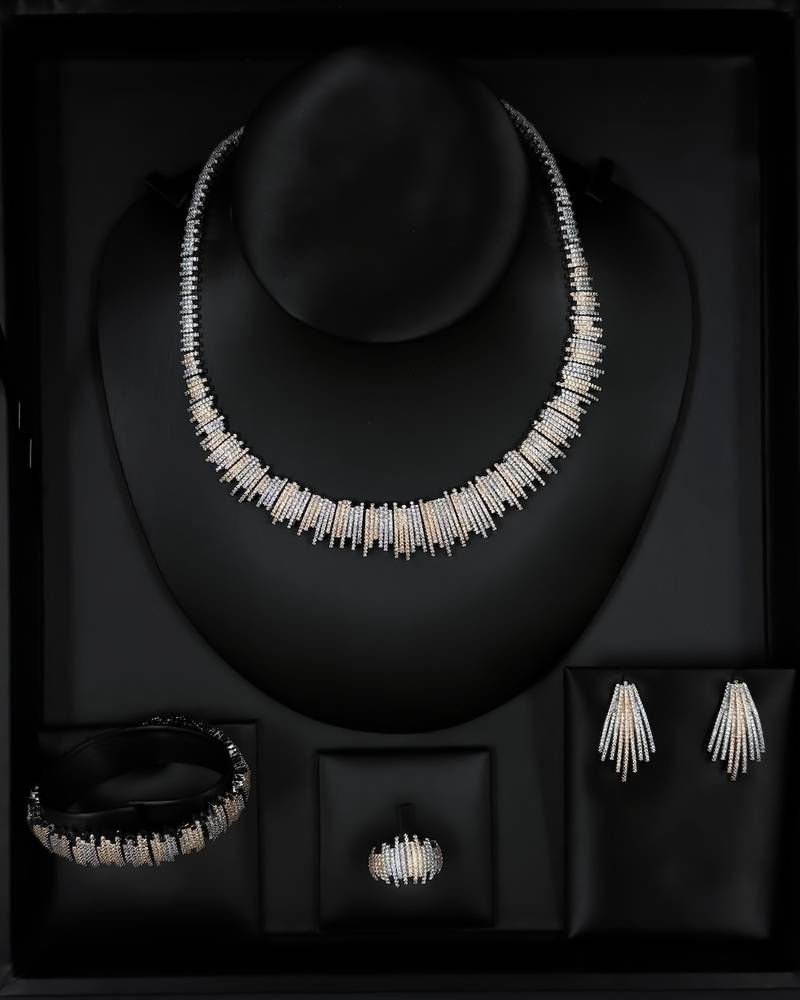 Two-tone accessory set with a sparkling geometric design