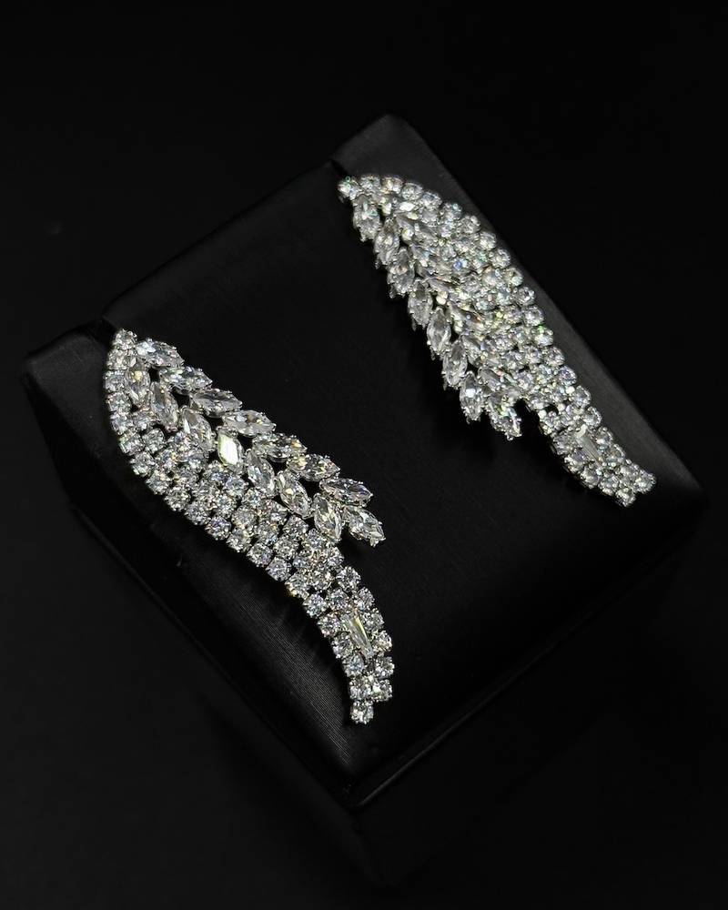 Luxurious accessory set with a curved design