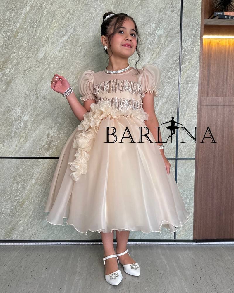 Girls' beige dress with flowing prominent flowers