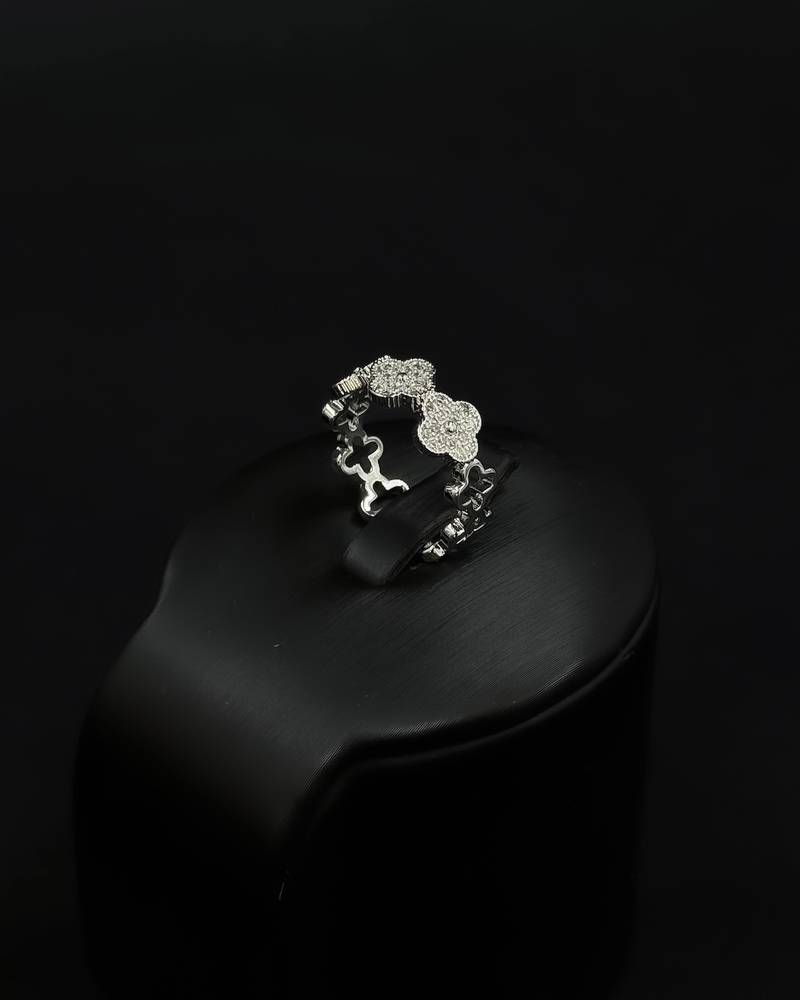Bracelet and ring in the shape of delicate flowers