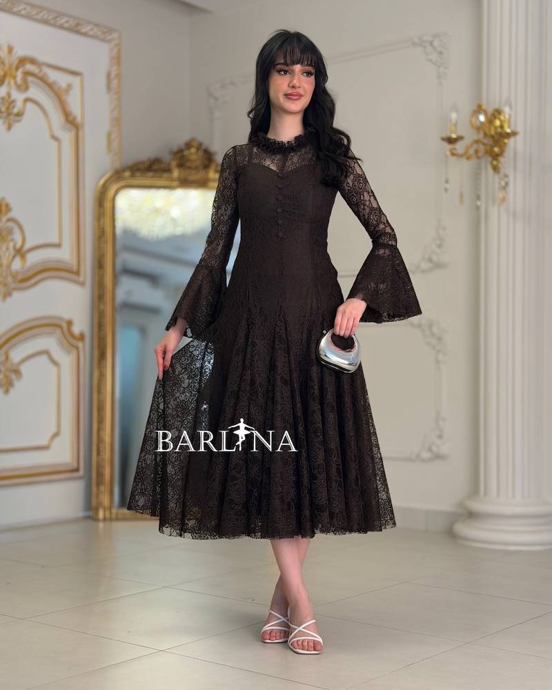 Elegant wide-cut lace midi dress