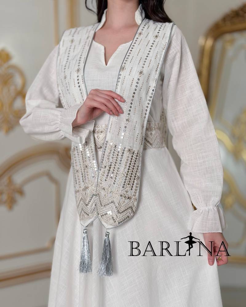 Elegant white jalabiya with an embroidered piece