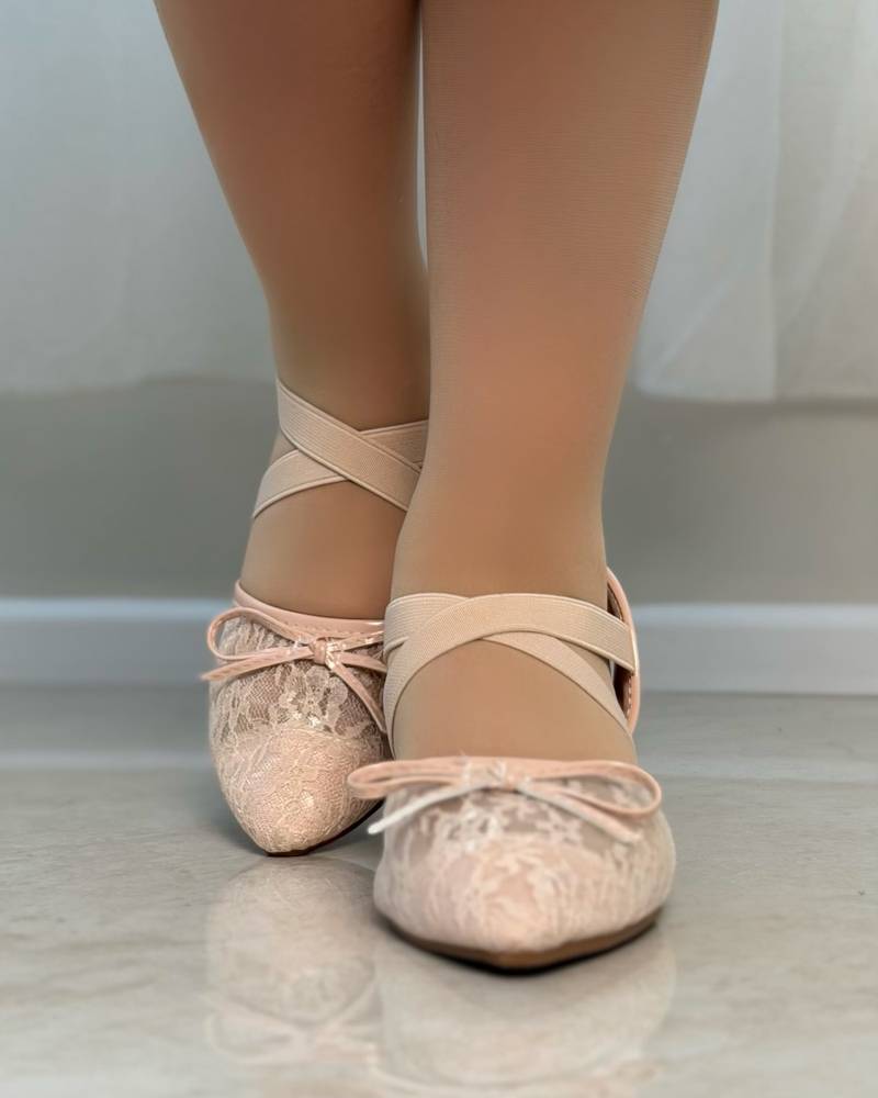 Girls' shoes with a medium heel and lace