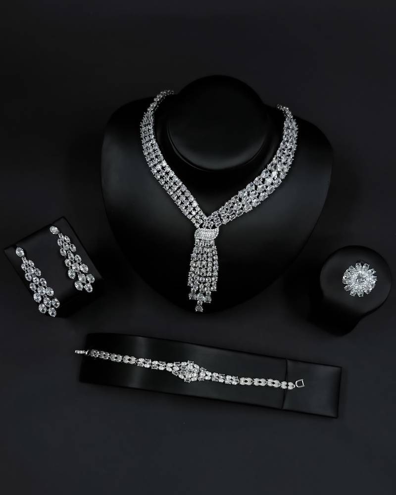 Evening accessory set with a dangling knot design