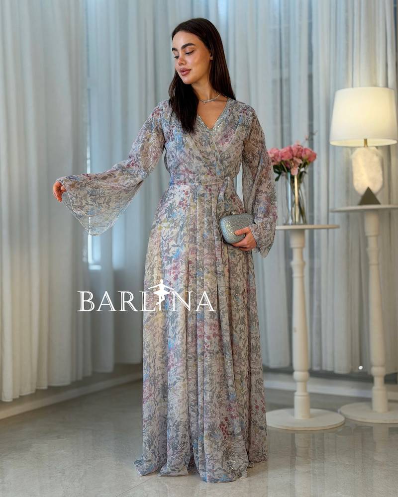 Elegant floral dress with wide sleeves