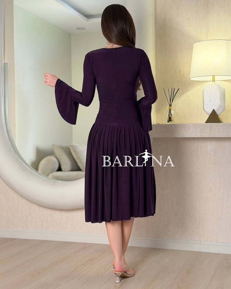Elegant midi dress with a gathered neckline