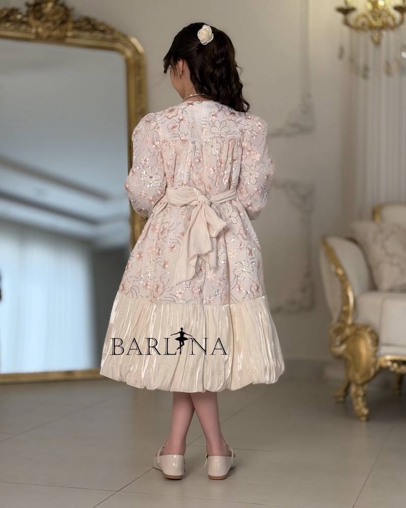 Girls' dress with a loose design and sparkly embroidery