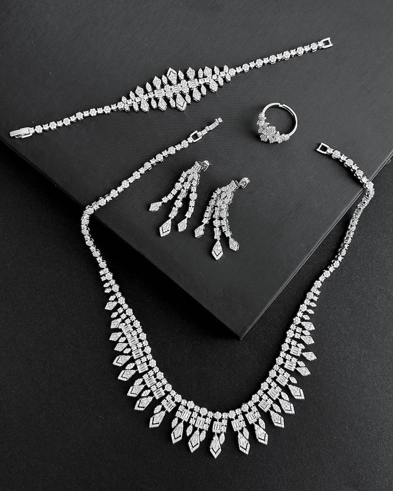 Luxurious accessory set with geometric details