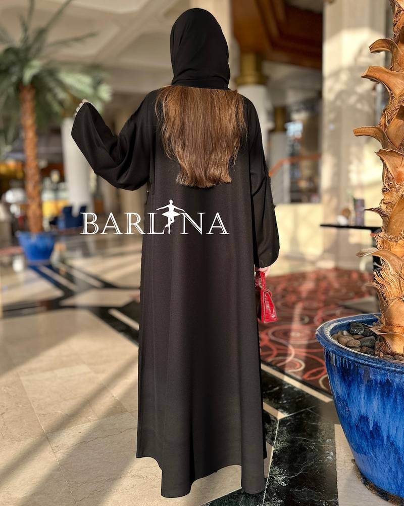 عباية سوداء بتصميم كلاسيكي مع جيوب أمامية