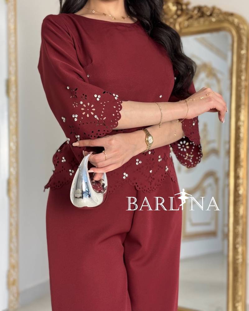 طقم خمري أنيق بتفاصيل مطرزة