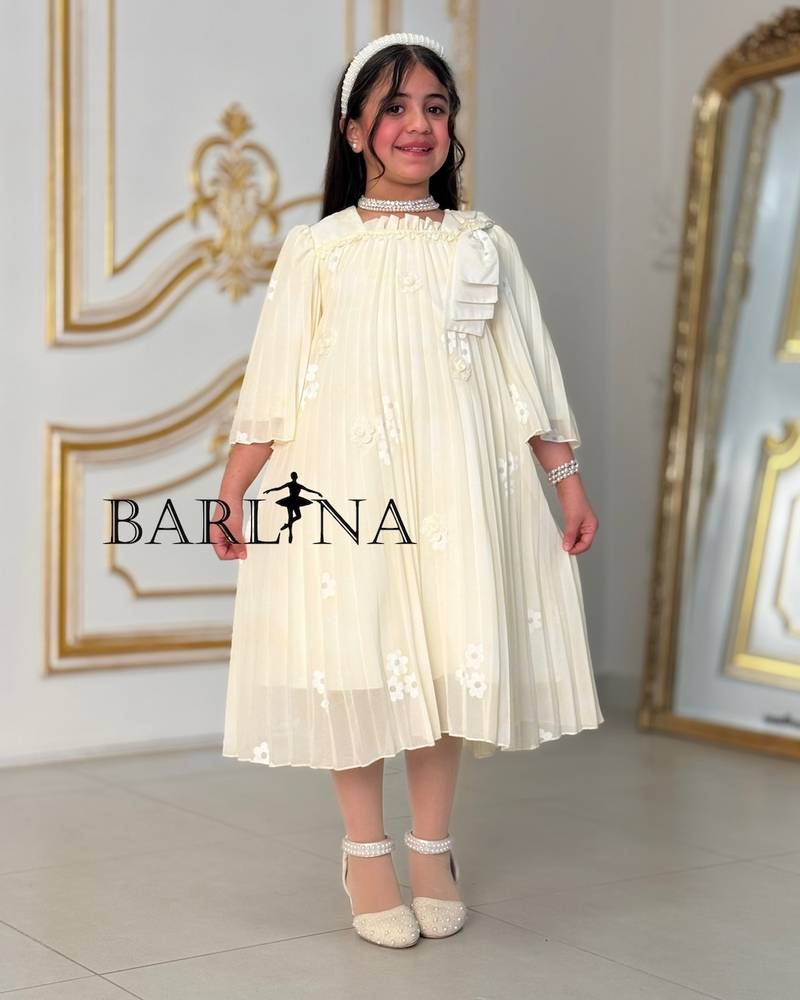 Girls' dress with pleats and a bow on the shoulder