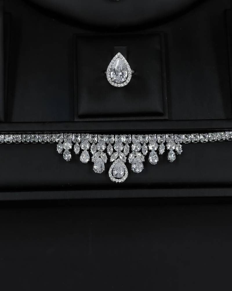 Elegant silver set with stylish dangling details
