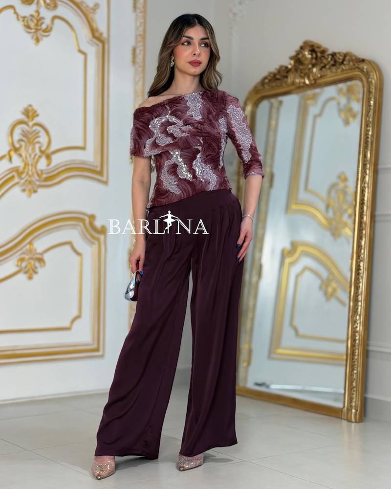 Elegant outfit with a patterned blouse and wide-leg trousers