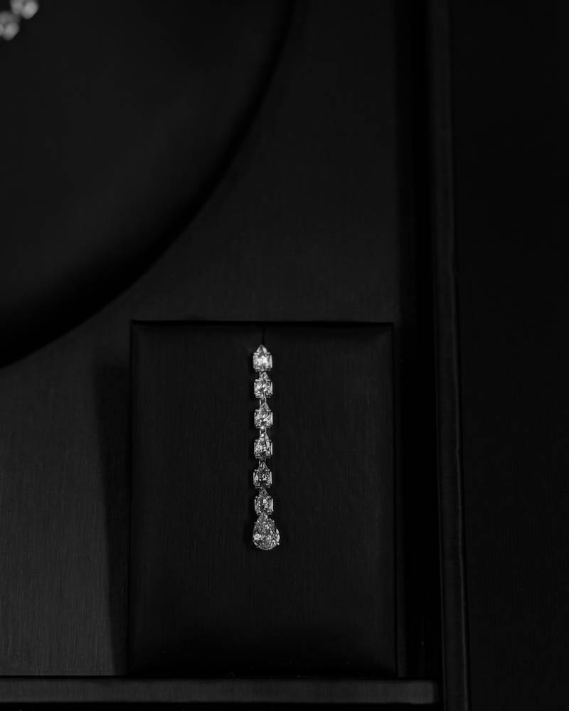 A delicate accessory set with a double knot design