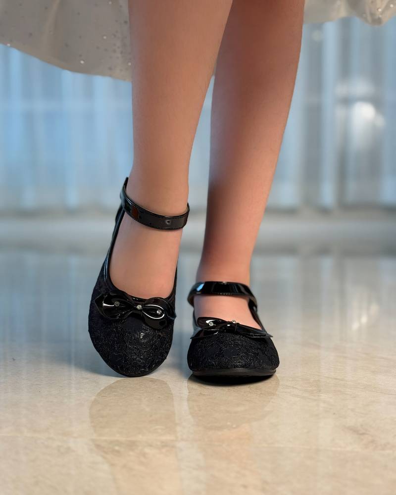 Girls' shoes with soft lace and a bow