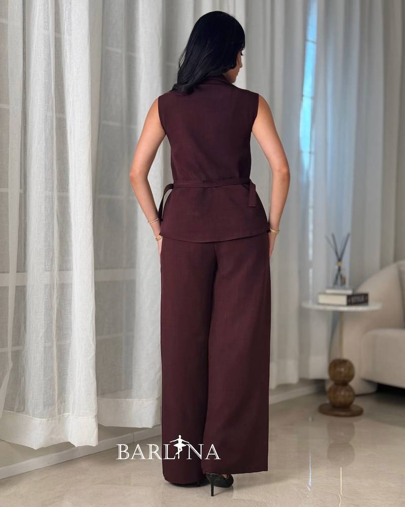 Elegant formal suit with a smooth cut and side details