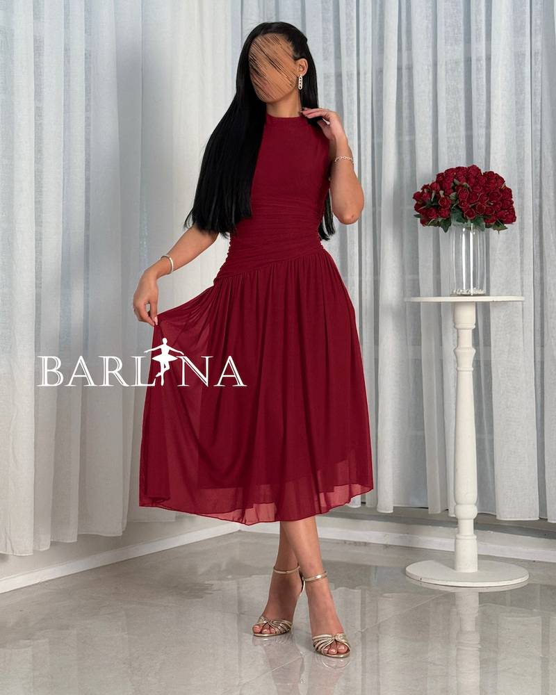 Soft red dress with pleats at the waist