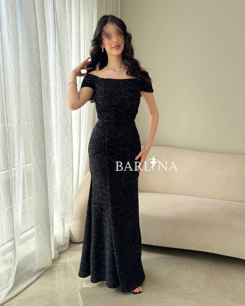 فستان درابيه أسود براق بتصميم اوف شولدر