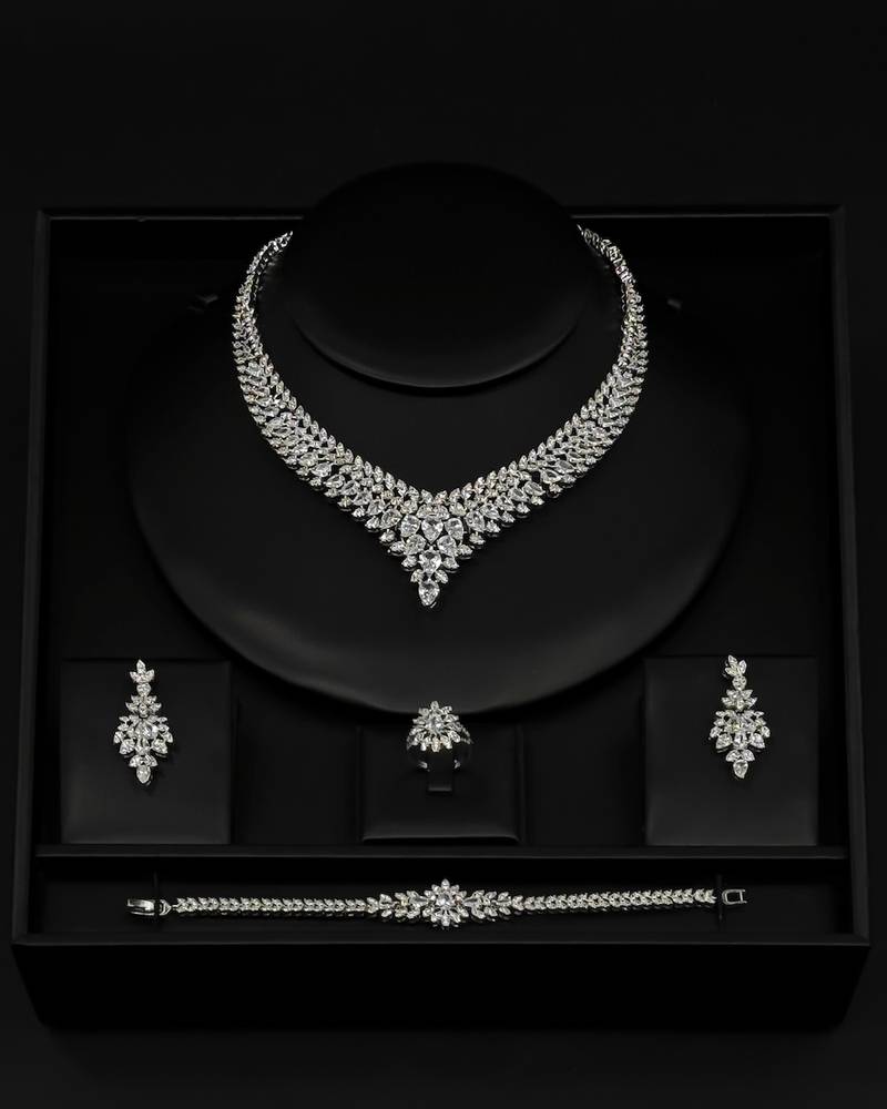 Accessory set with a wide interlocking necklace design