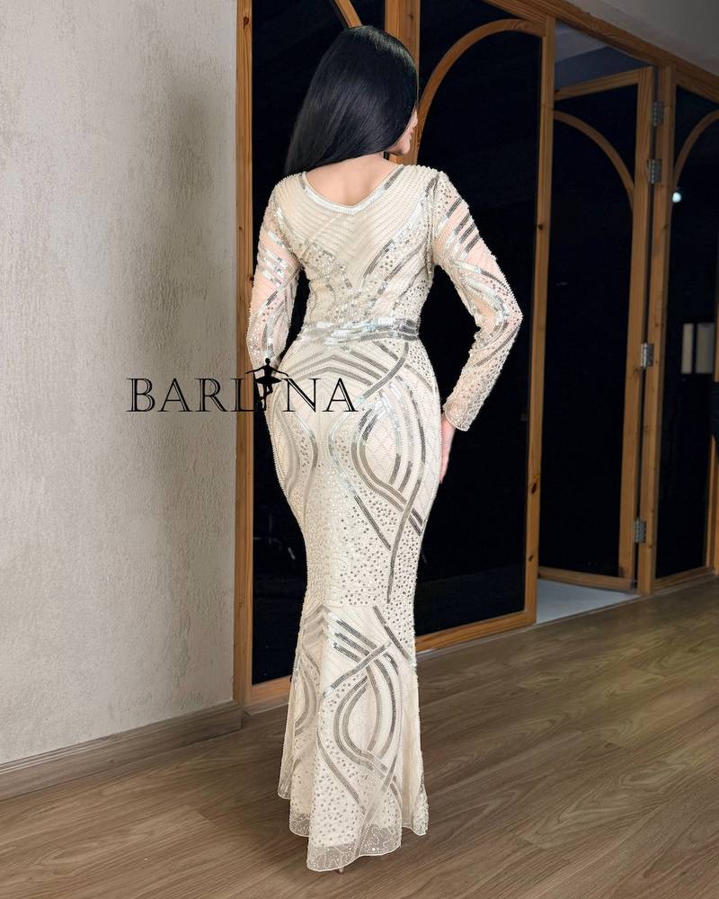 Beige dress embroidered with sequin patterns