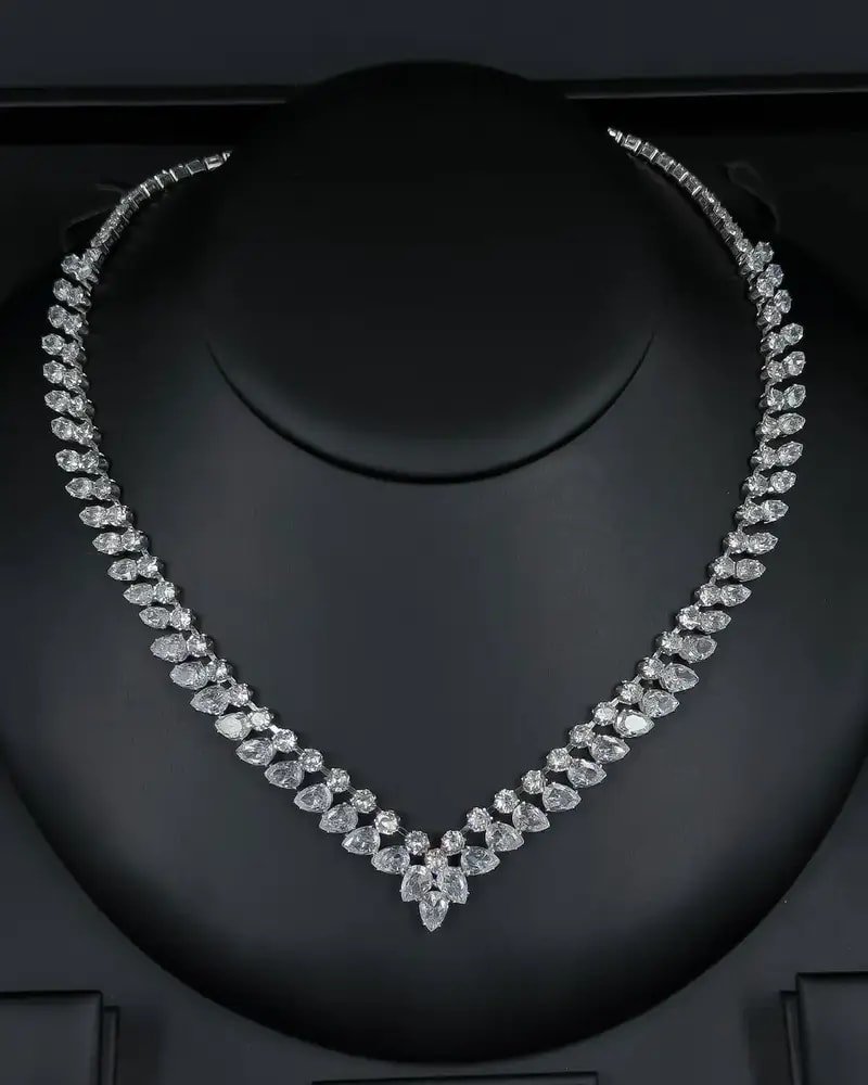 Accessory set with an intricate design and high-gloss finish
