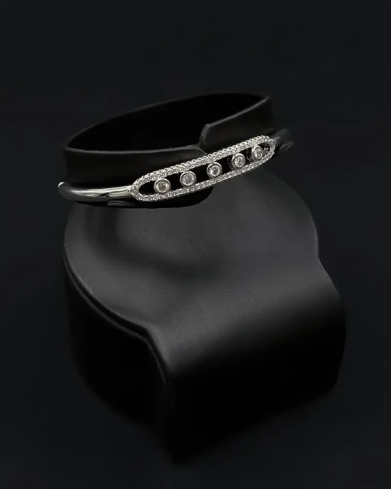Bracelet and ring with an oval design studded with gemstones