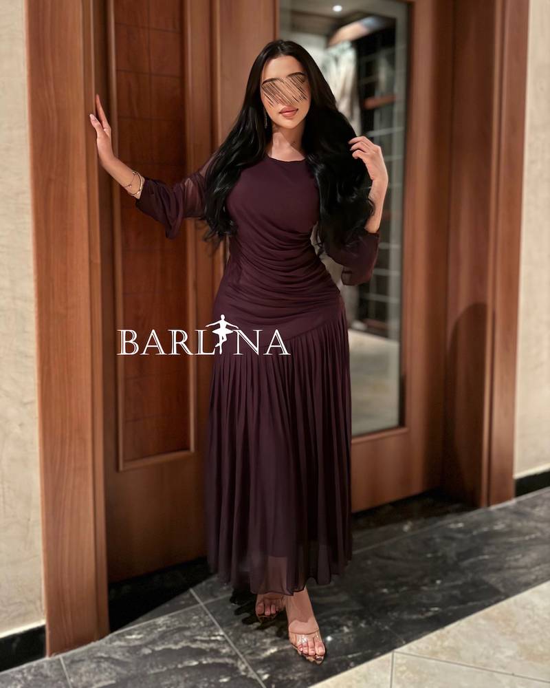 Elegant burgundy dress finished with soft pleats