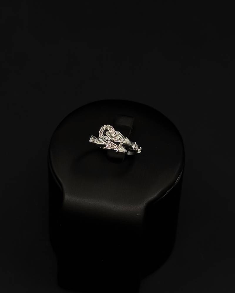 Bracelet and ring with an elegant geometric design