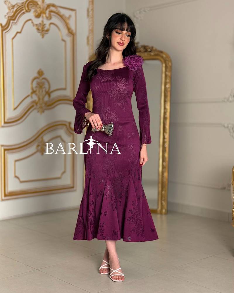 Mermaid-style dress with a rose on the shoulder