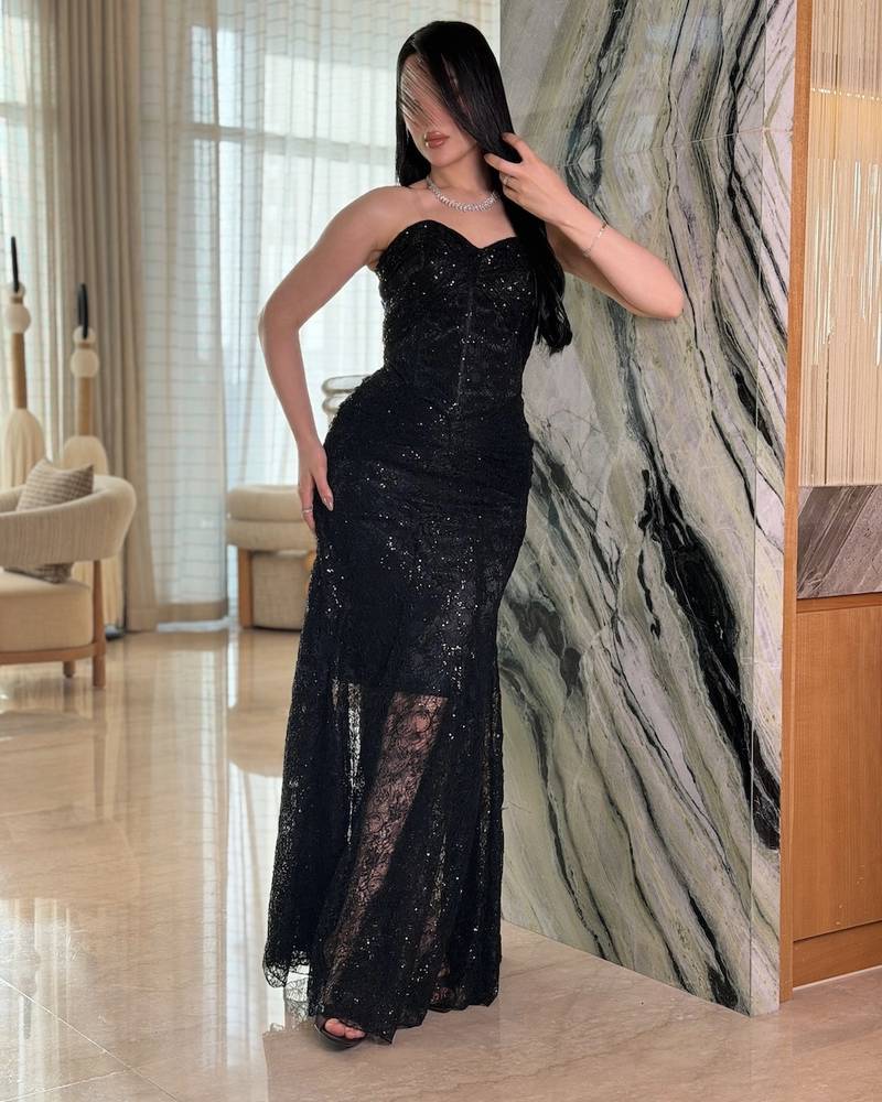 فستان أسود بقصة سمكة مزين بالترتر اللامع