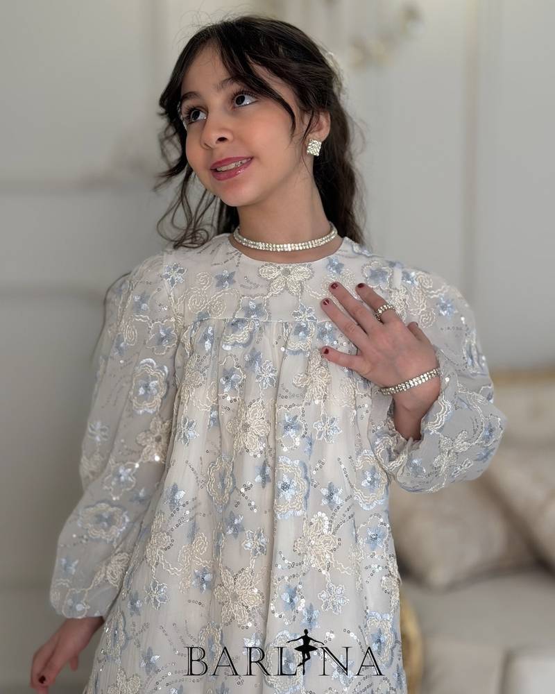 Girls' dress with a loose design and sparkly embroidery