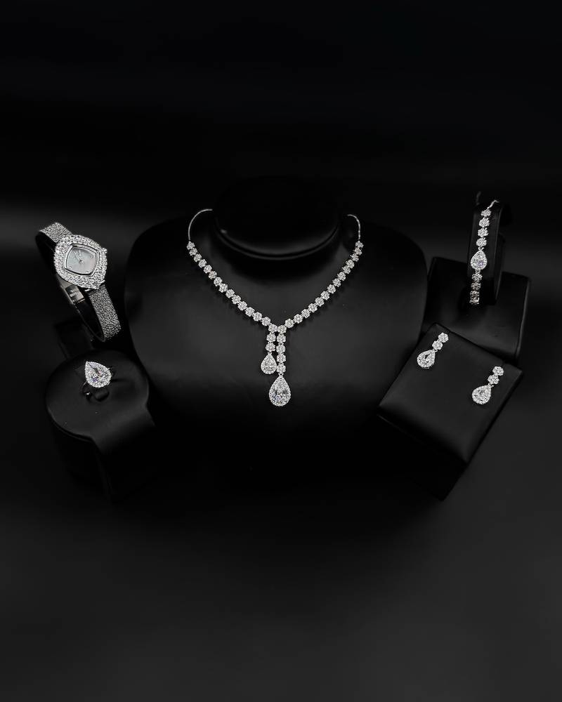 طقم اكسسوار بعقد ناعم متدلي