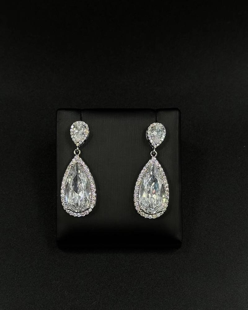 Luxurious teardrop drop earrings