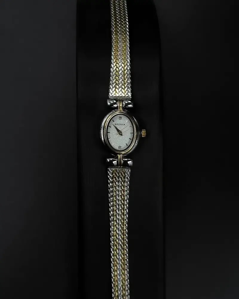 A delicate everyday watch with a simple mesh strap design