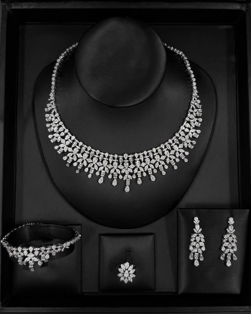 Royal accessory set with a glittery leaf design