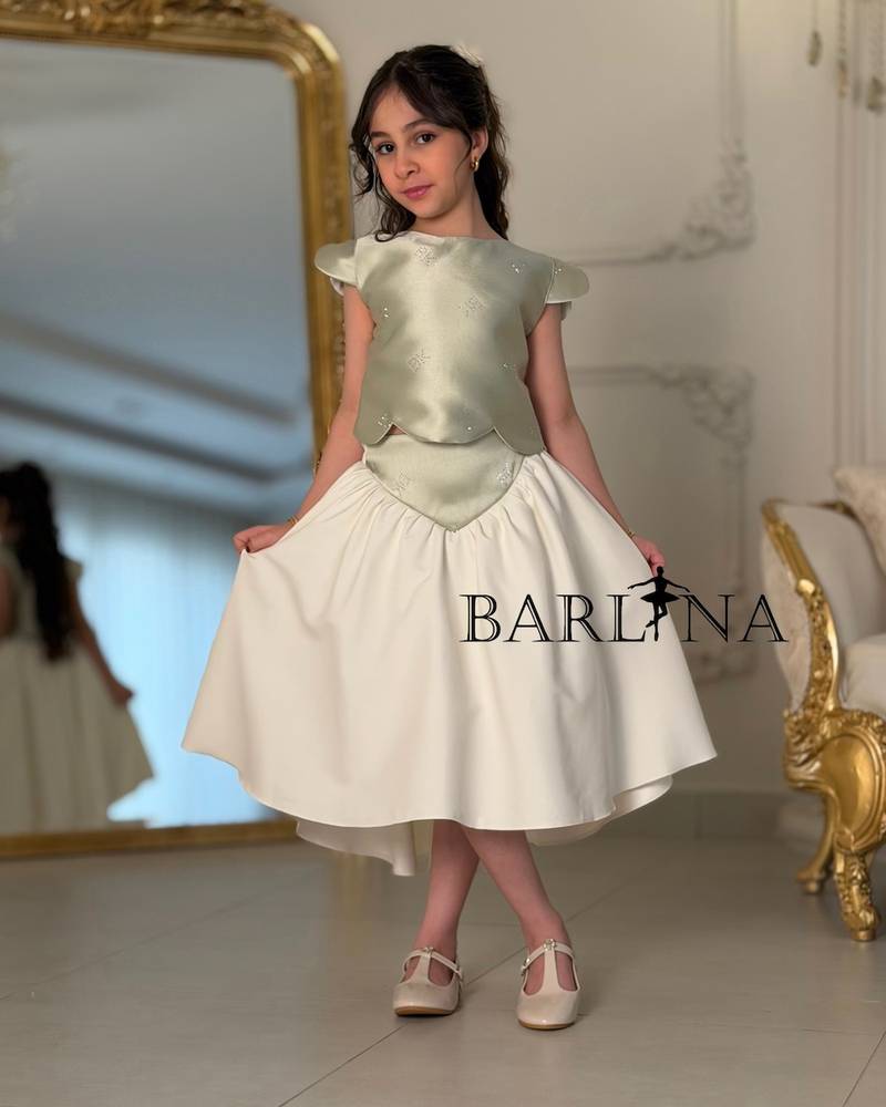 Girls’ set with light green blouse and off-white skirt