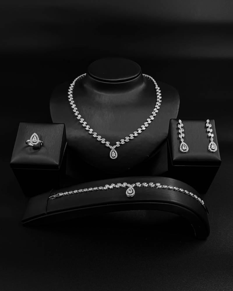 Elegant accessory set with a dangling teardrop pendant