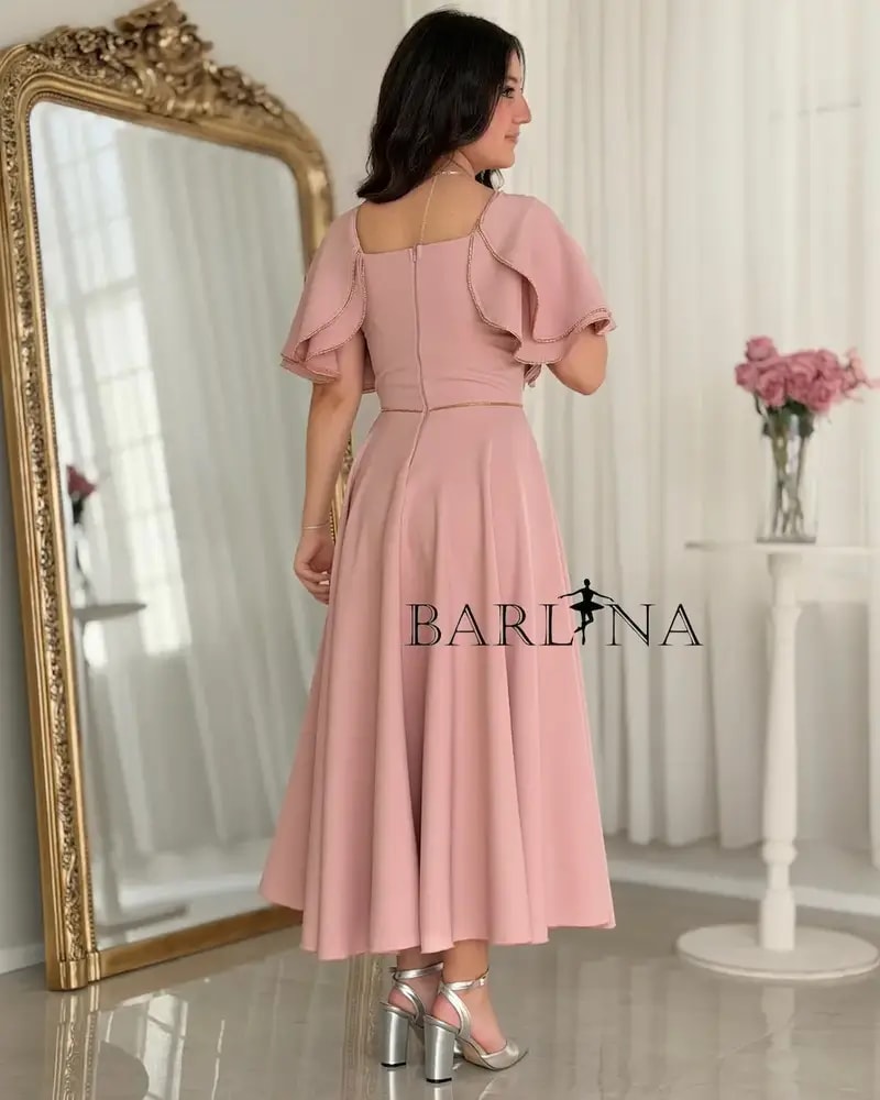 Pink dress with a wide cut and medium sleeves