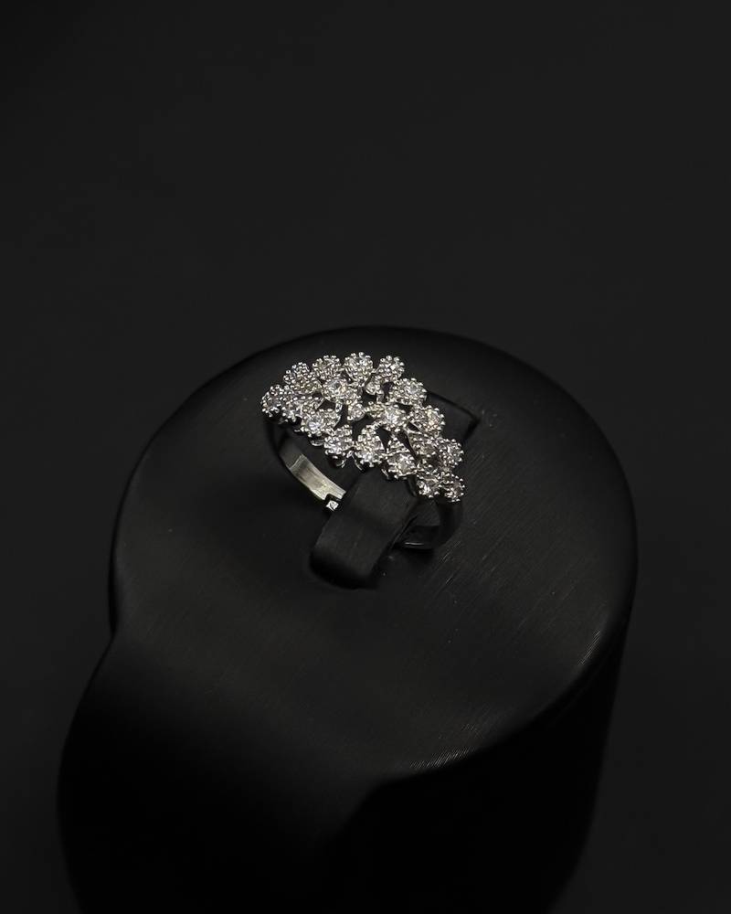 Elegant accessory set with a connected leaf design