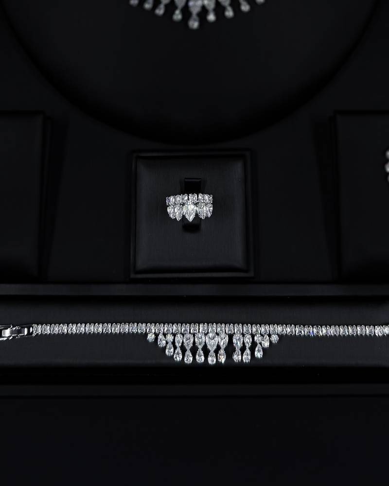 Accessory set with a graduated teardrop design and dangle
