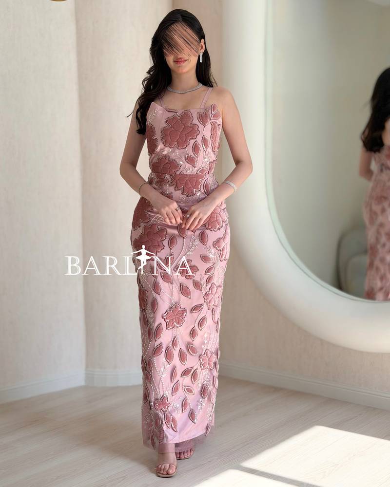 Pink dress embroidered with a large rose pattern