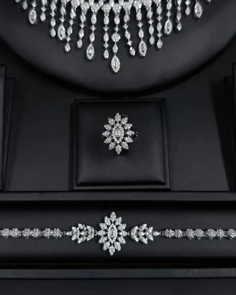 Accessory set with delicate cascading pendants